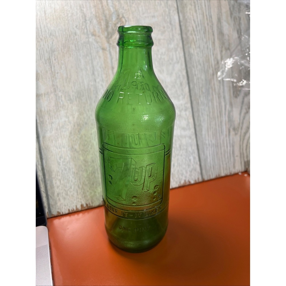 Vintage‎ 1967 Seven 7 Up-1 Pint.-Embossed Green Glass Soda-Pop Bottle-Empty